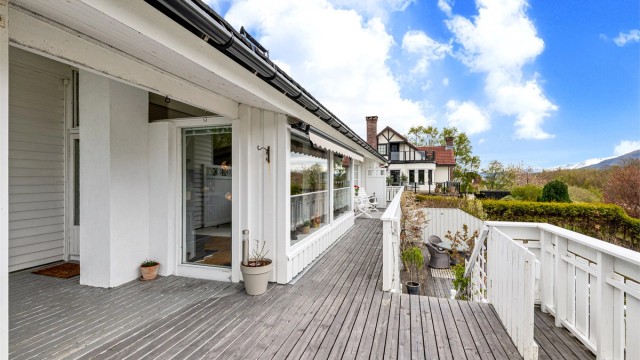 Terrassen er tilgjengelig fra stuen og to av soverommene. Det er trapp fra øvre terrasse til markterrasse