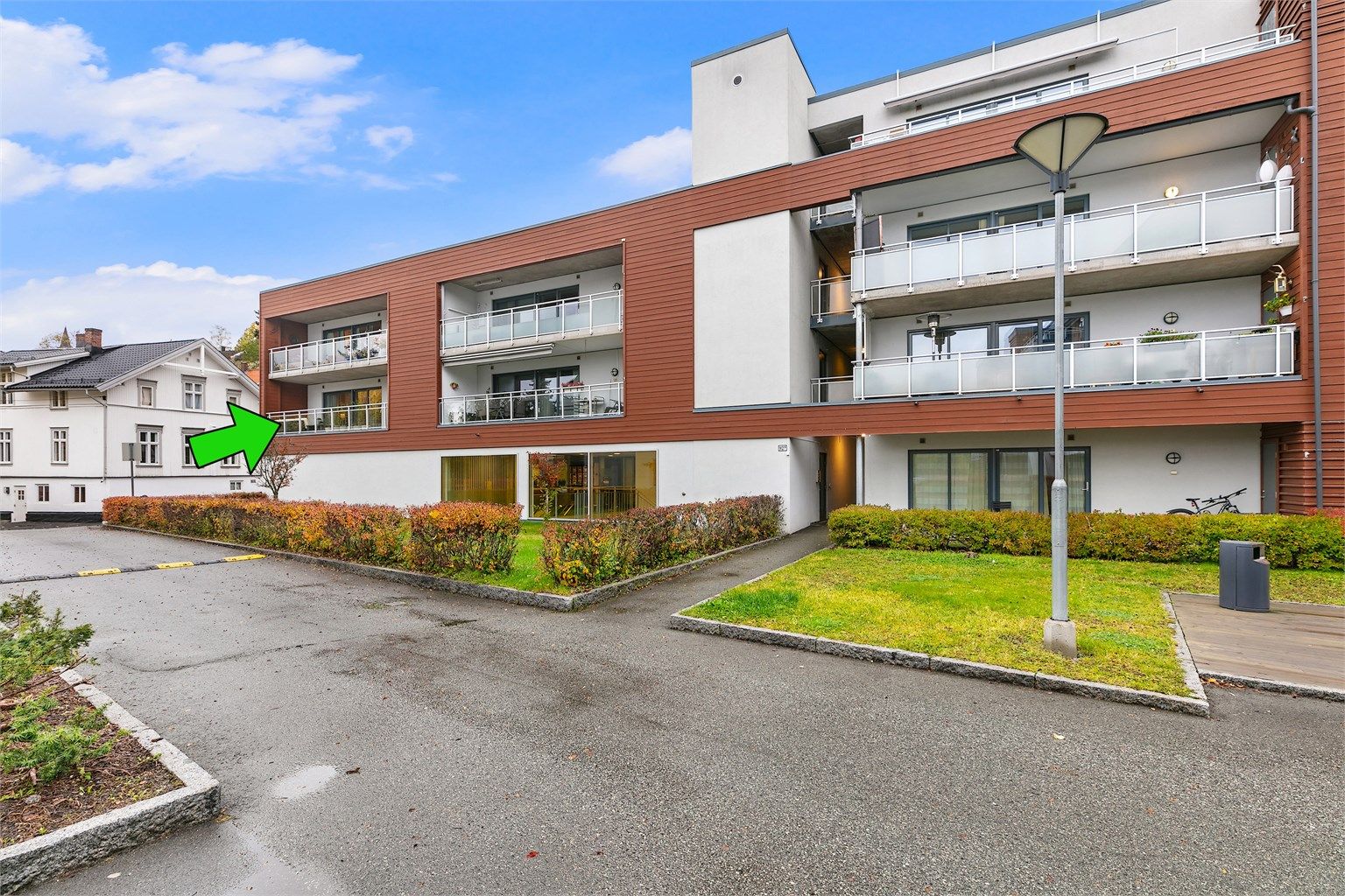 Leiligheten har en god intern beliggenhet på hjørnet av bygget i 2. etasje 