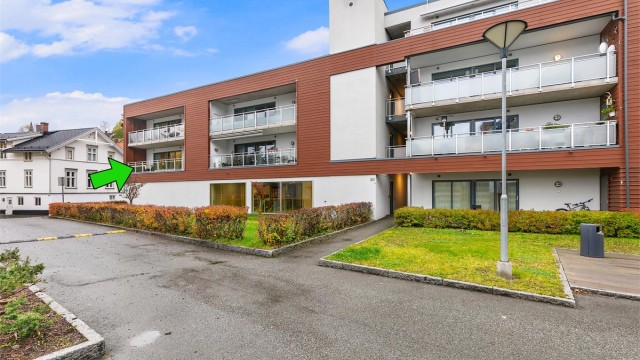 Leiligheten har en god intern beliggenhet på hjørnet av bygget i 2. etasje