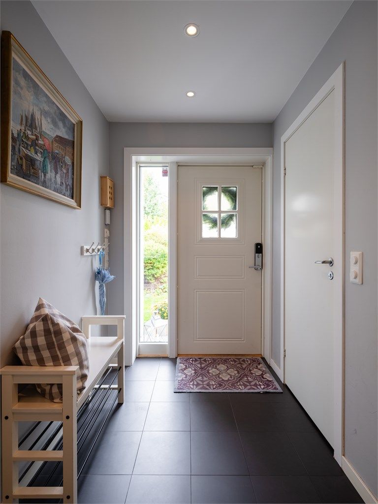 Velkommen inn! Lys og luftig entré med flislagt gulv med gulvvarme og downlights med dimmer. Dørlås med kode.