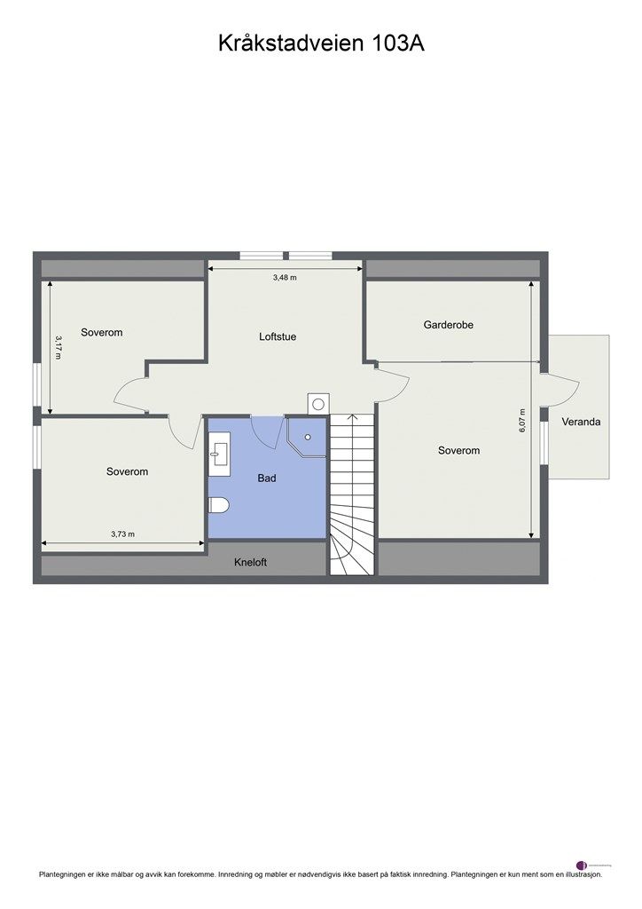2. etasje inneholder tre soverom, bad og en loftstue, noe som gir en adskilt og privat sone.