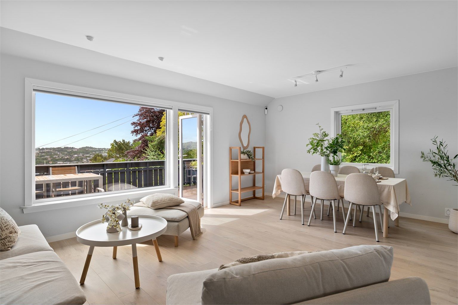 Meget romslig med en praktisk utforming som bidrar til at man enkelt kan innrede med sofagruppe og spisebord i hver sin naturlige sone.