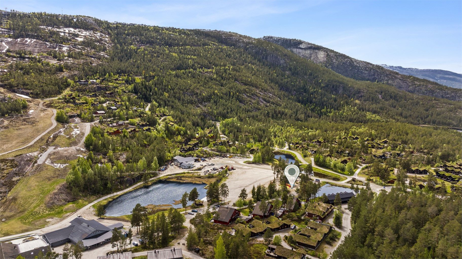 Om vinteren ligger Vrådal Panorama Skisenter like ved, med bakker for alle ferdighetsnivåer.
