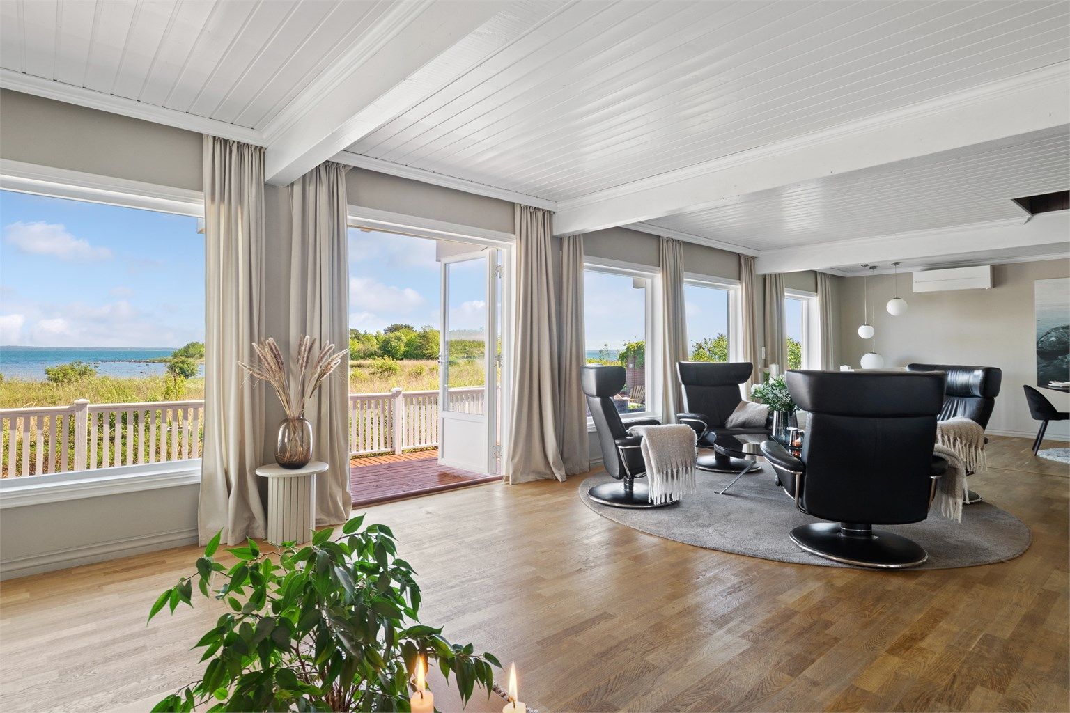  Stuen lar seg enkelt møblere i tre soner, med plass til både tv-lounge, sofagruppe og spisestuemøbler.