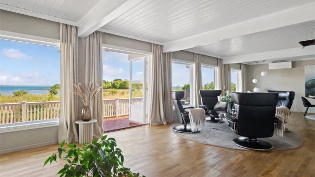 Stuen lar seg enkelt møblere i tre soner, med plass til både tv-lounge, sofagruppe og spisestuemøbler.