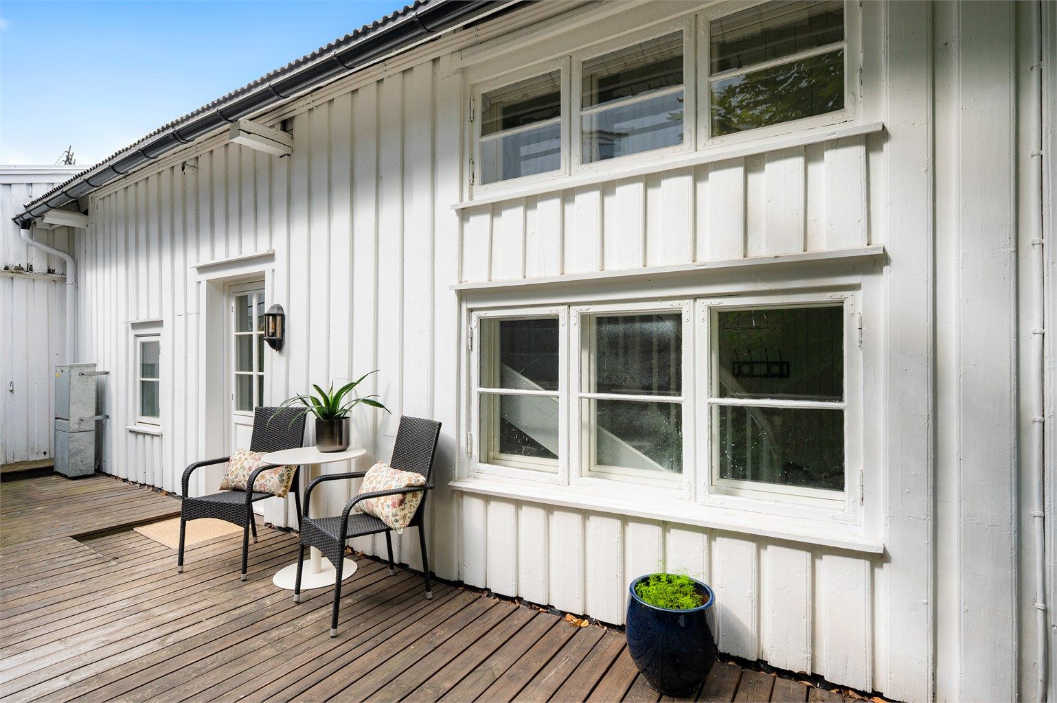 Egen terrasse ved inngangspartiet.