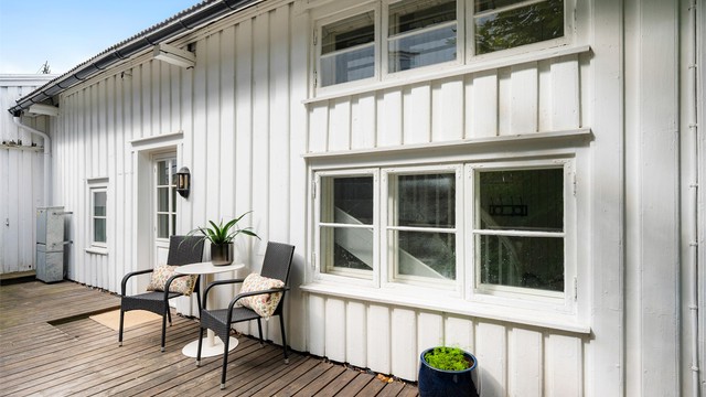 Egen terrasse ved inngangspartiet.