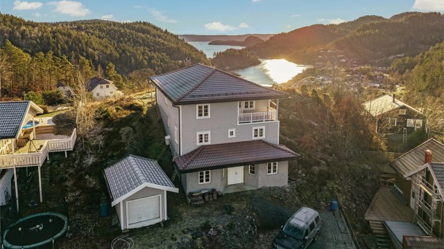 Eneboligen ligger fint til på et høydedrag med utsikt utover Kilsfjorden.