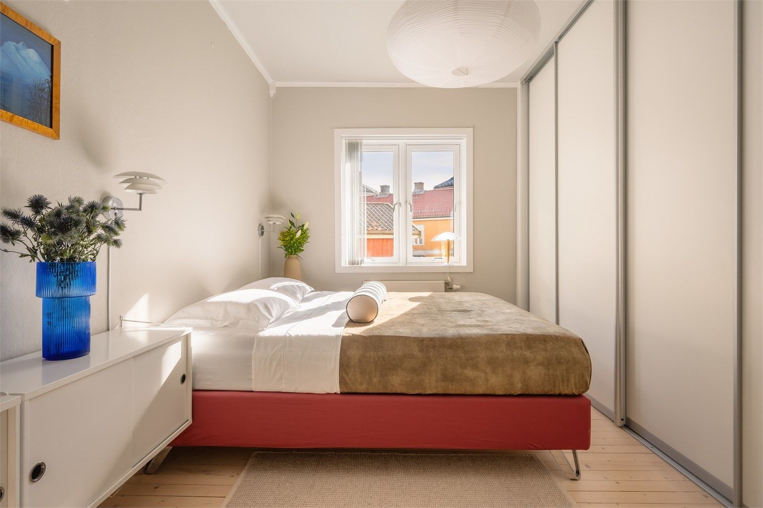 Stor skyvedørsgarderobe er montert over en vegg, så her skal det ikke stå på oppbevaringsplassen!