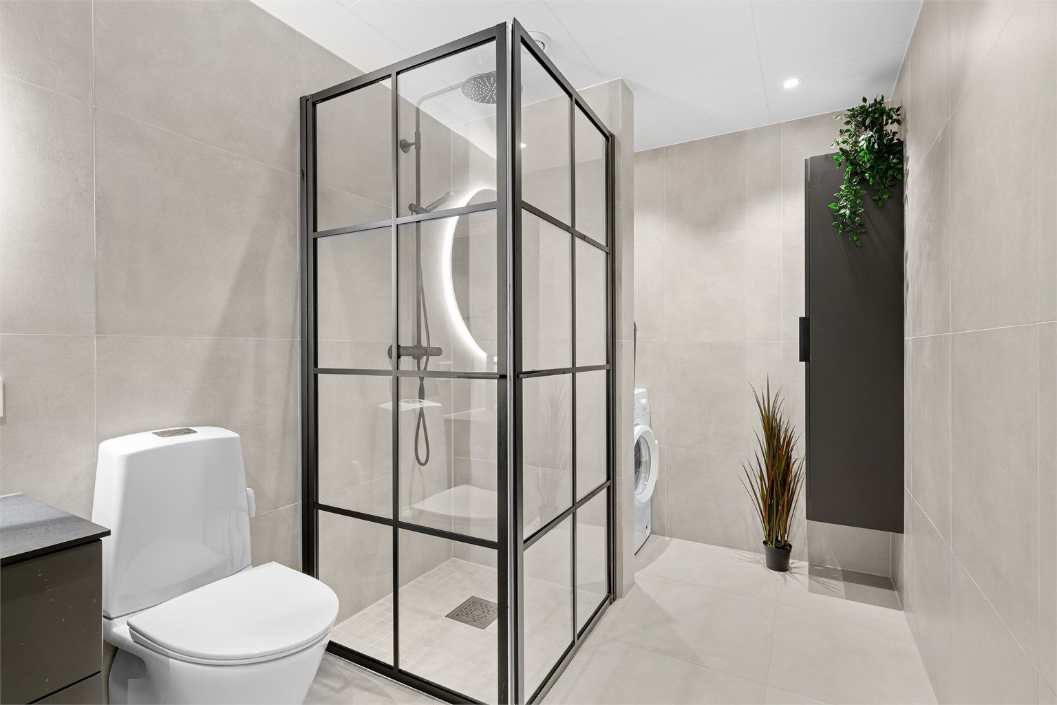 Det er innredet med servant i underskap, vegghengt toalett, dusjhjørne med glassvegger og opplegg for vaskemaskin. Bad er utvidet ved totalrenovering og bod er blitt en del av badet og er ikke omsøkt/bruksendret.