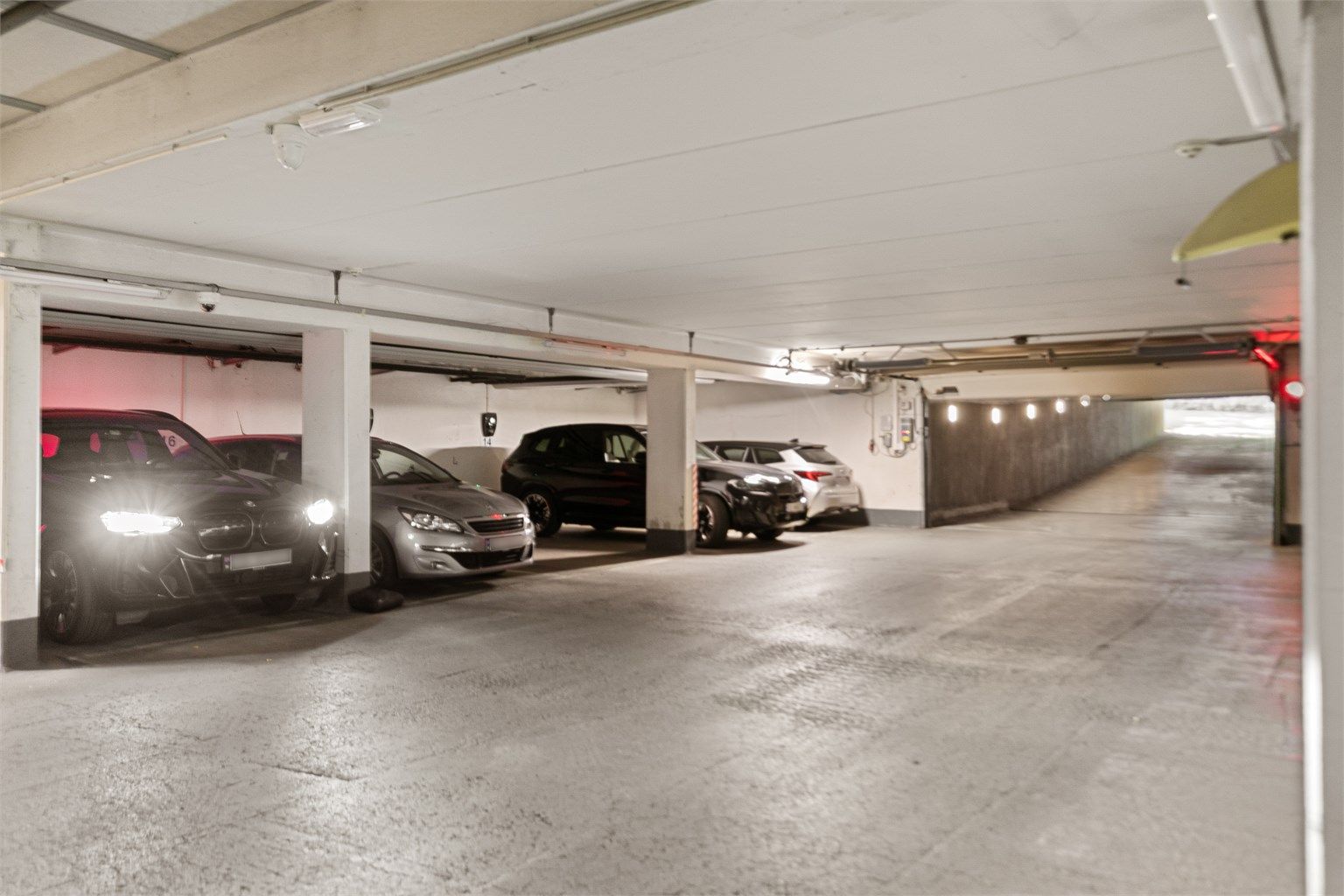 Felles garasjekjeller i underetasjen med heisadkomst direkte opp til etasjeplan.