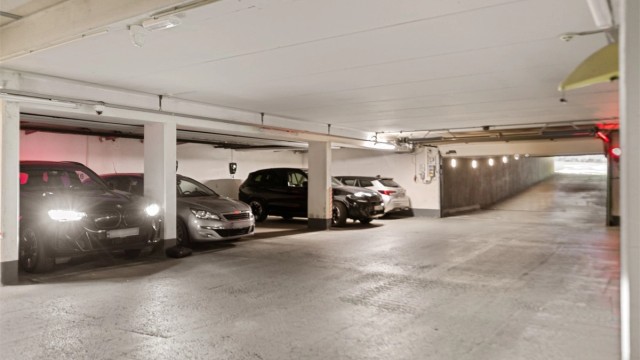 Felles garasjekjeller i underetasjen med heisadkomst direkte opp til etasjeplan.