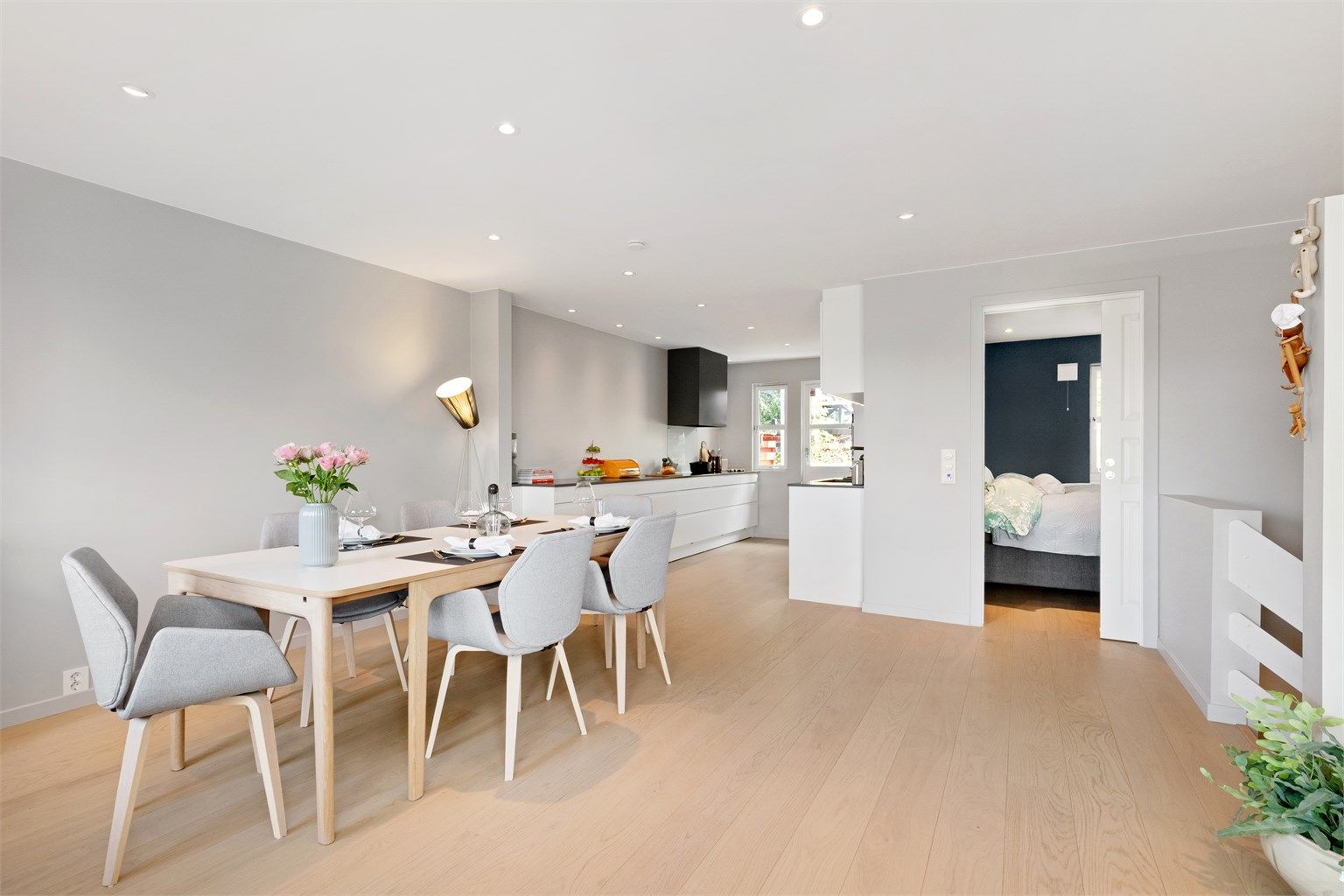 Det ble lagt ny parkett av type Oak sand grey i 2021, samt varmefolie i hele etasjen