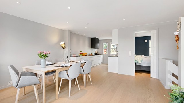 Det ble lagt ny parkett av type Oak sand grey i 2021, samt varmefolie i hele etasjen