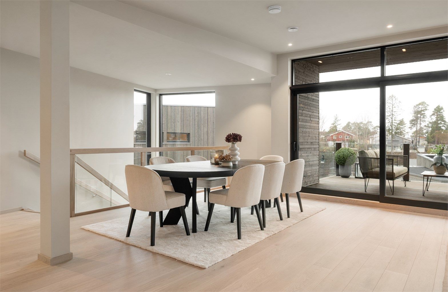 Spisestuen ligger i direkte tilknytning til både kjøkkenet og balkongen.