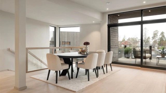 Spisestuen ligger i direkte tilknytning til både kjøkkenet og balkongen.