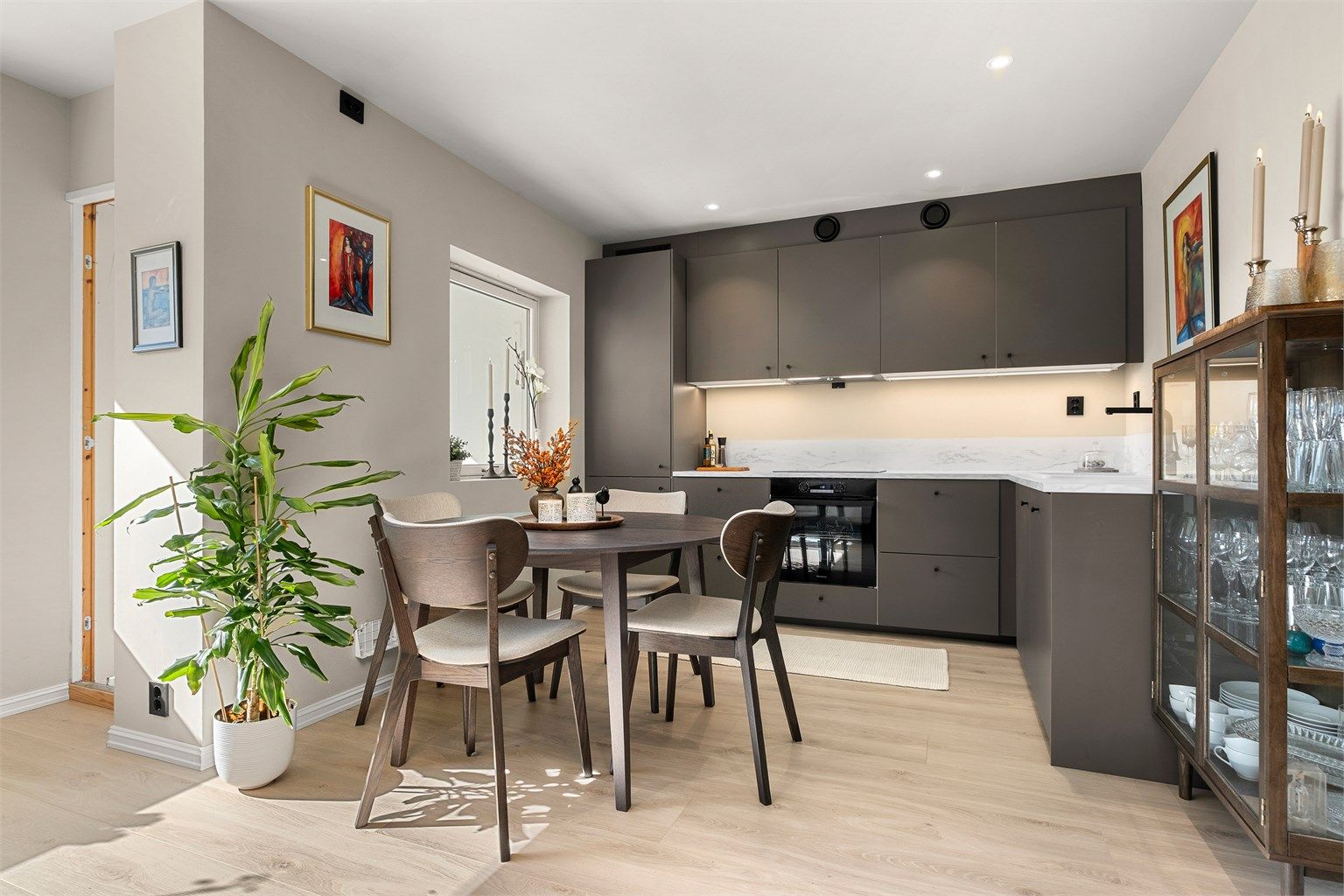 Velkommen til Lade alle 70C – en tiltalende og nyoppusset 3-roms leilighet med moderne overflater, gjennomgående god standard og en fin planløsning.