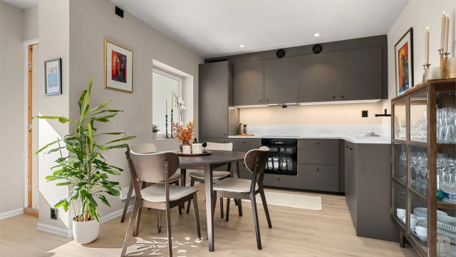 Velkommen til Lade alle 70C – en tiltalende og nyoppusset 3-roms leilighet med moderne overflater, gjennomgående god standard og en fin planløsning.