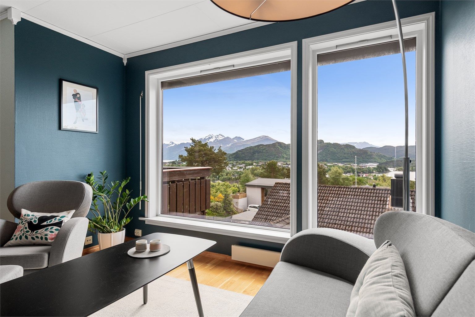 Utsikt mot Sunnmørsalpene fra stuen. 