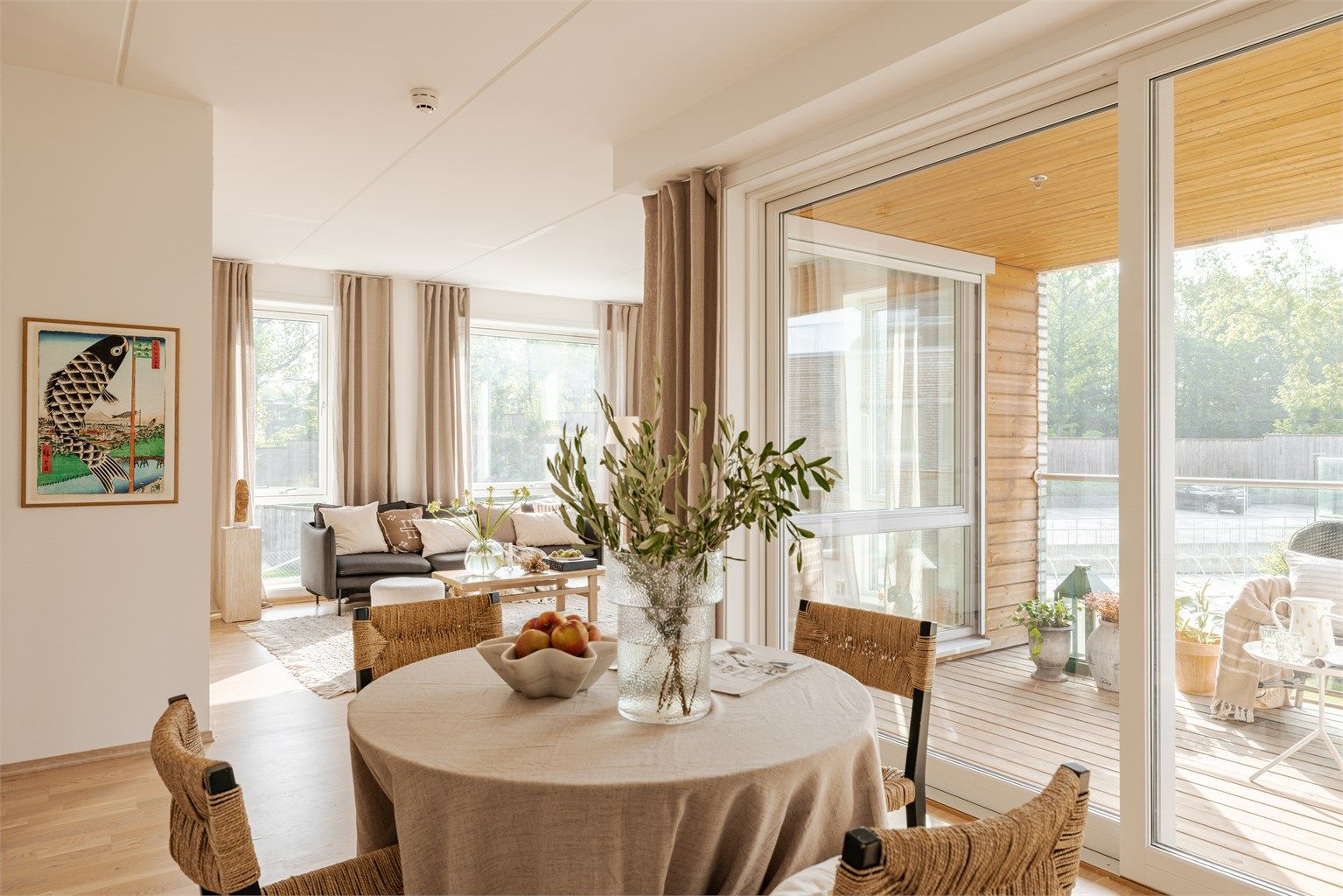 Leiligheten kan skilte med enkel adkomst med heis, 11 kvm balkong, samt medfølgende garasjeplass i kjeller. 