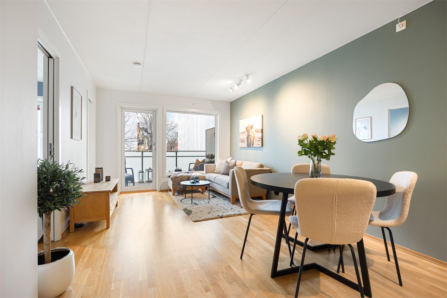 Velkommen til Ekebergveien 5 E! Presentert av Sara Marie Zachariassen v/ Krogsveen Eiendomsmegling. Foto: Marit Andersen.