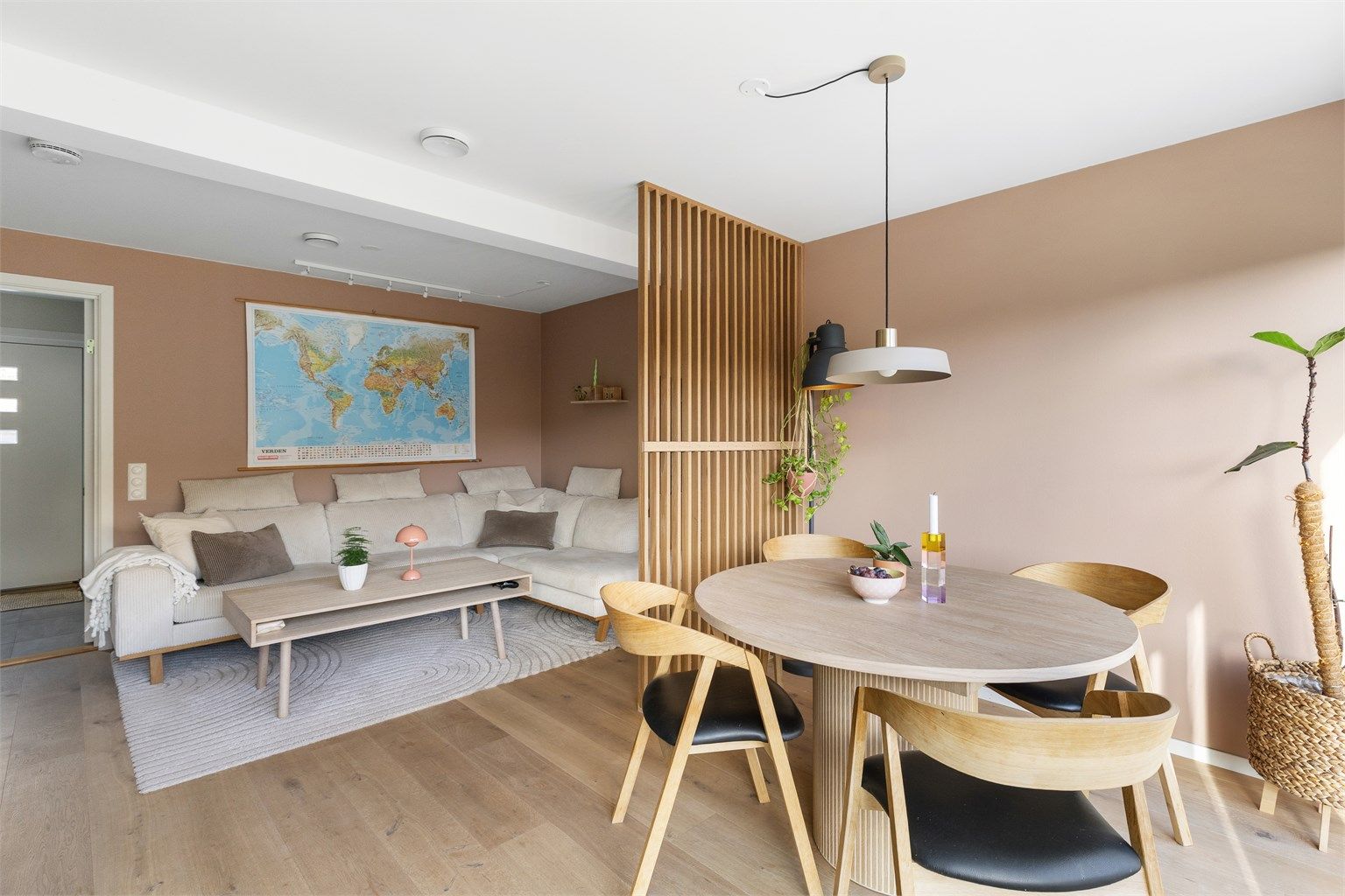 God plass til sofagruppe og spisegruppe i stue. (Foto: Marianne Lyse).