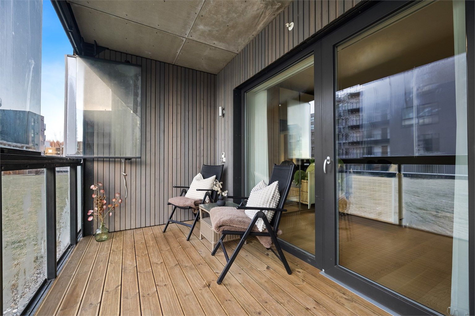 Innglasset terrasse på 8 m² som forlenger stuen og gir et lunt uterom.