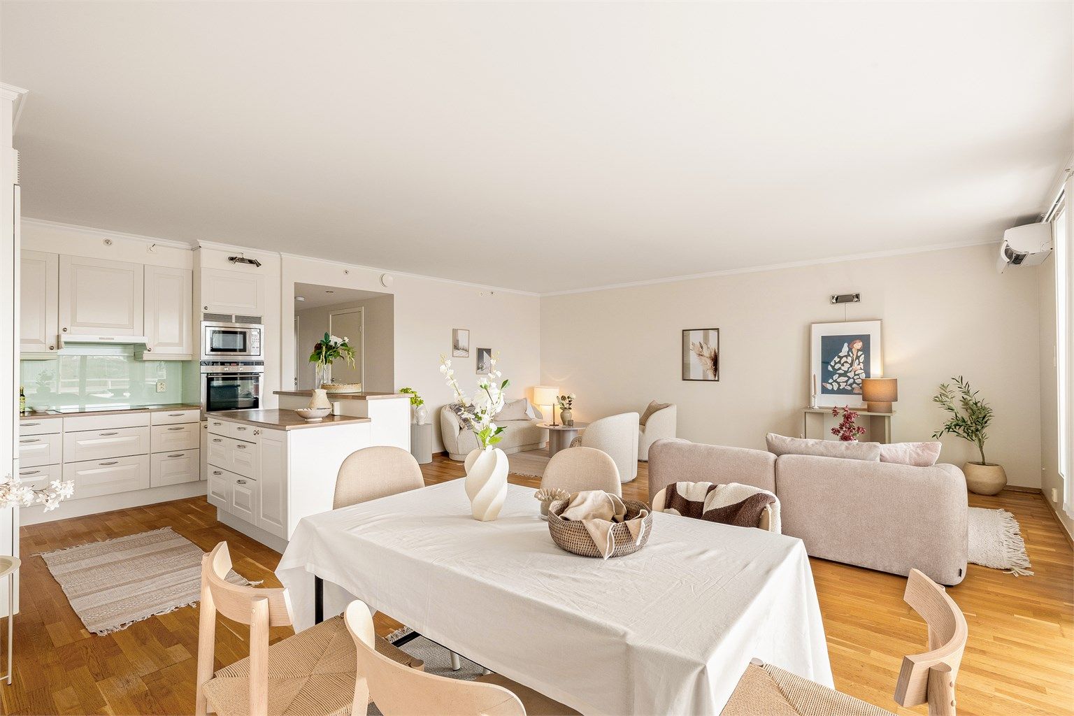 Leiligheten har en åpen løsning på totalt 98 m² BRA-i, alt på ett plan.