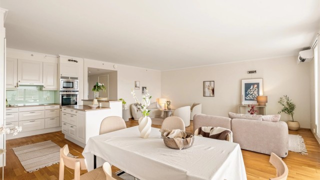 Leiligheten har en åpen løsning på totalt 98 m² BRA-i, alt på ett plan.