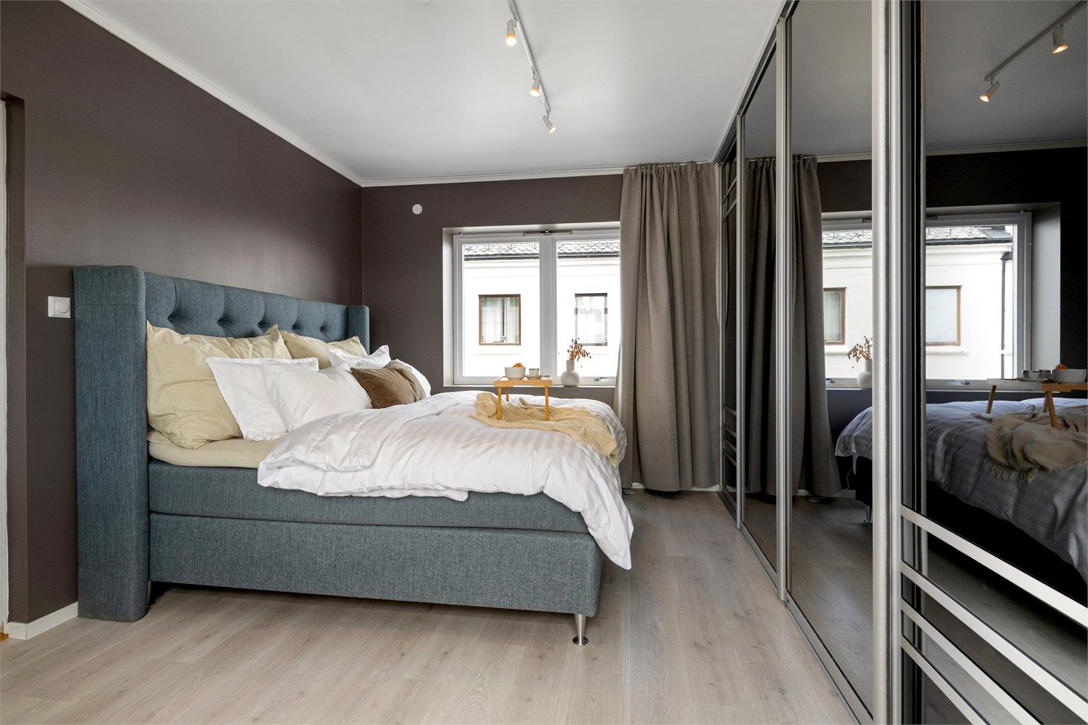Rommet er oppmålt til ca 16m² og har god plass til dobbeltseng.