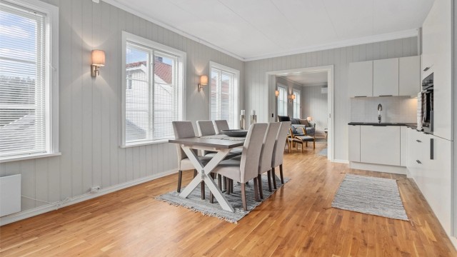 Kjøkken med god plass til spisestue.
