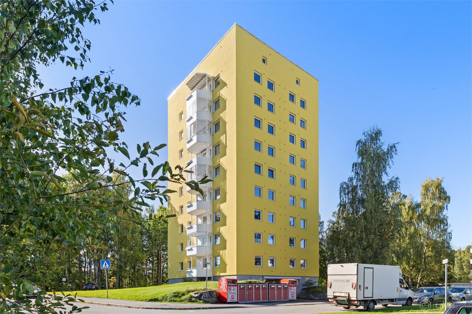 Antenneveien 9 ligger flott til i et hyggelig og veletablert boligområde, med nærhet til både marka, servicetilbud og kollektivtransport.