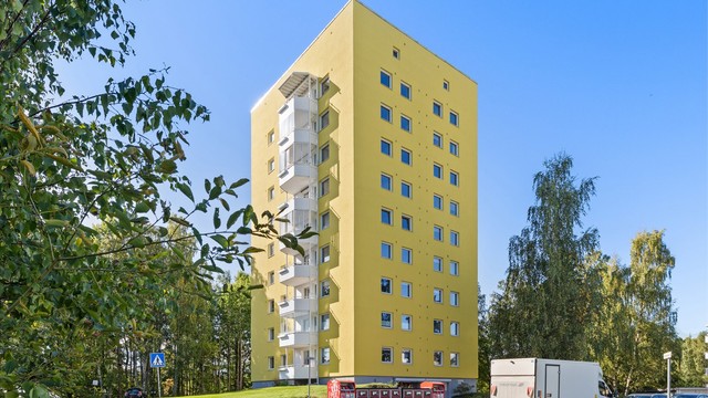 Antenneveien 9 ligger flott til i et hyggelig og veletablert boligområde, med nærhet til både marka, servicetilbud og kollektivtransport.