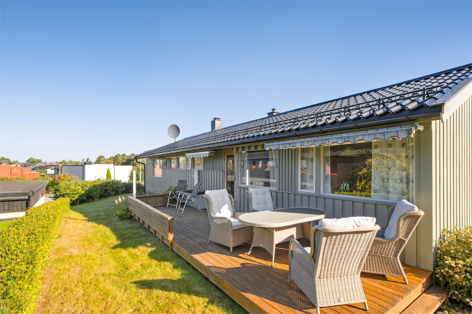 Terrassen har gode solforhold og vil på sommerstid oppleves som en fin forlengelse av stuen. 