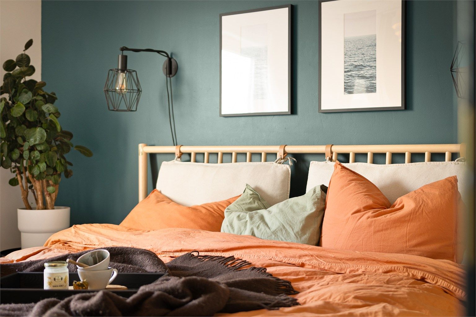 Luftig soverom med morgensol.