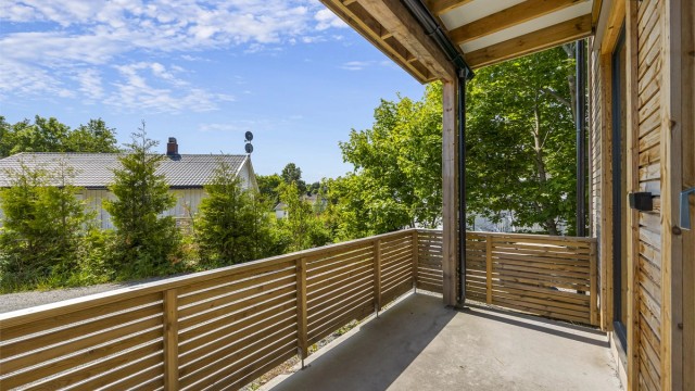 Terrassen på 11 m² er utført i betong og behandlet tre, og gir en fin, privat uteplass.