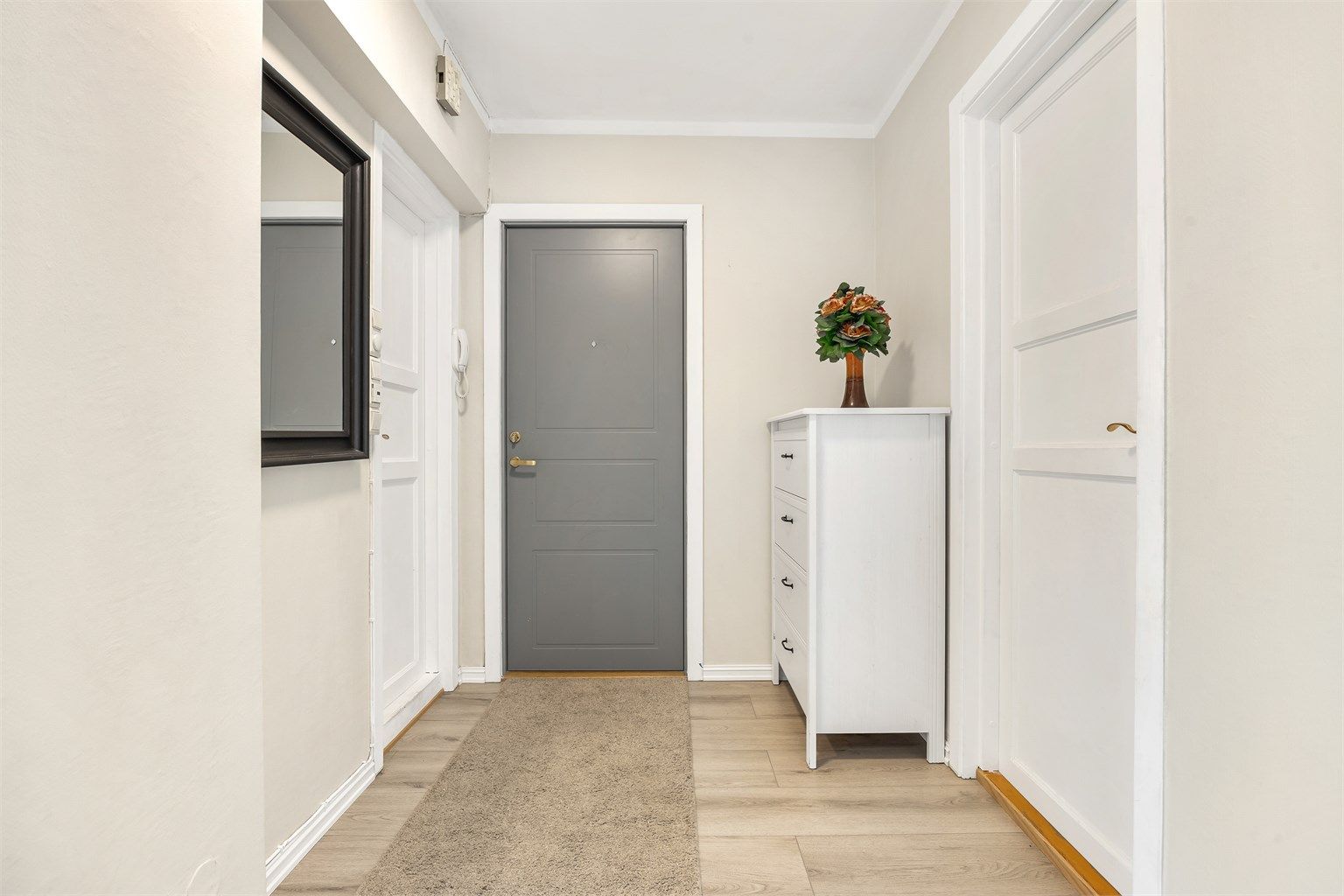 Entré med nytt laminat gulv. Plass til kommode. 