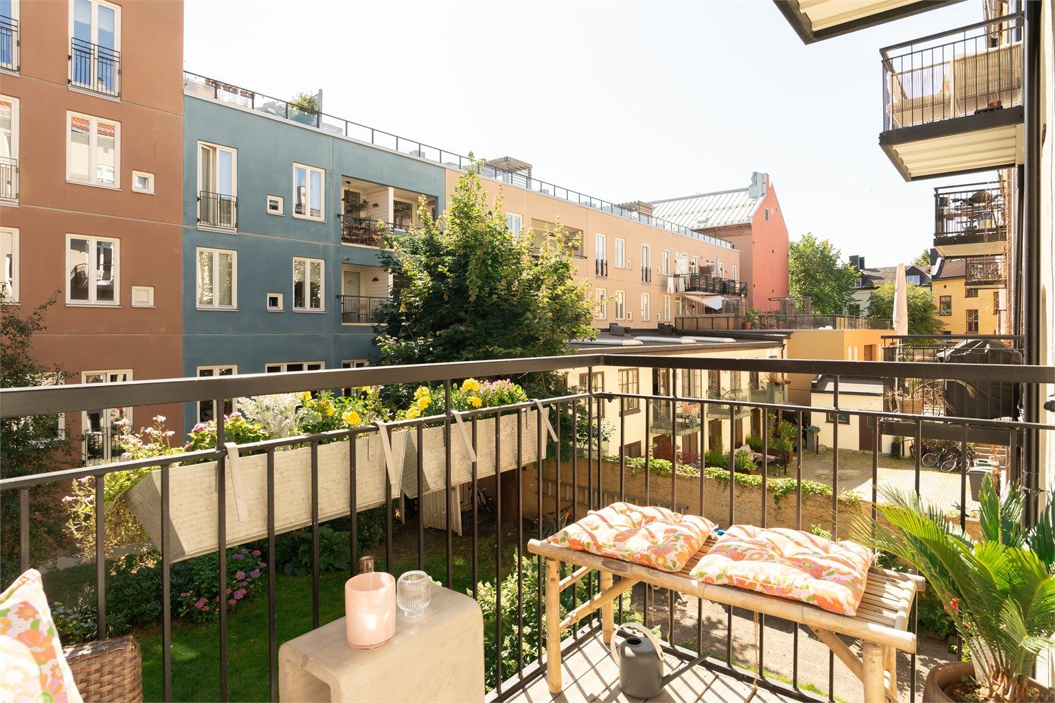 Utgang fra soverommet til balkong med koselig utsikt. Her kan varmere dager nytes. 