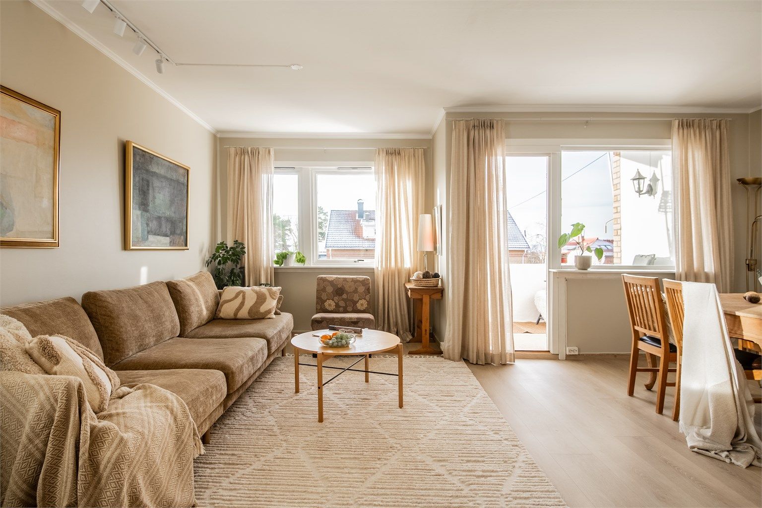 Stuen har store vindusflater som gir rommet godt med naturlig lysinnslipp. 