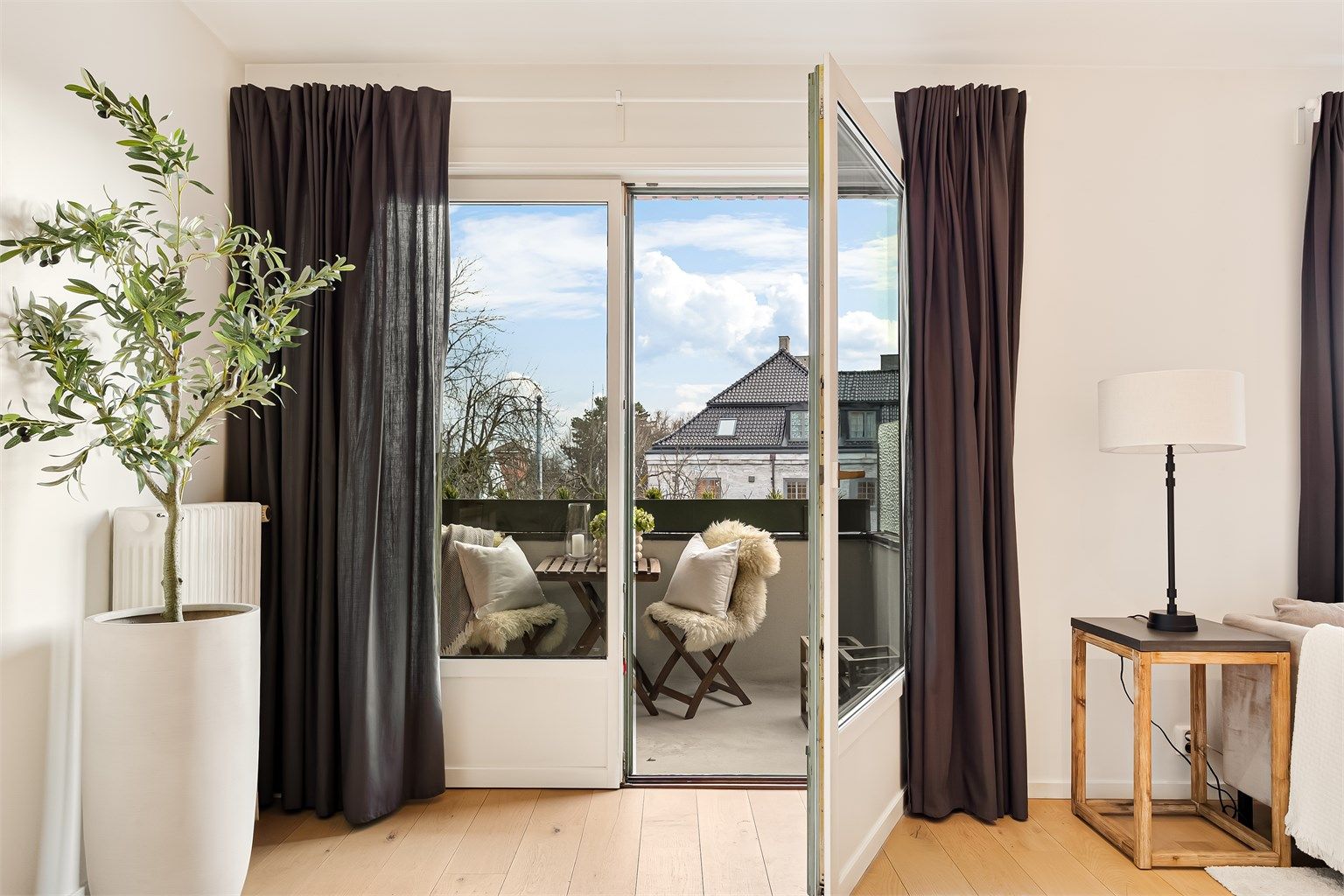 Leiligheten har en godt utnyttet planløsning med flere muligheter, og inneholder alt familien måtte trenge.