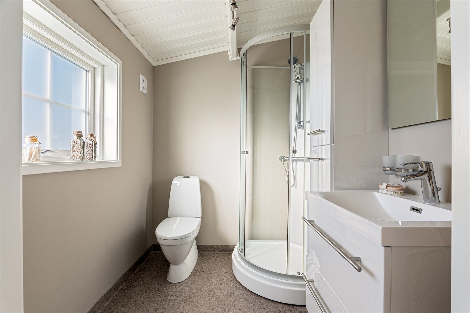 Badet ble etablert så nylig som i 2025, i det som opprinnelig var hyttas soverom. Her er det varmekabler i gulvet.