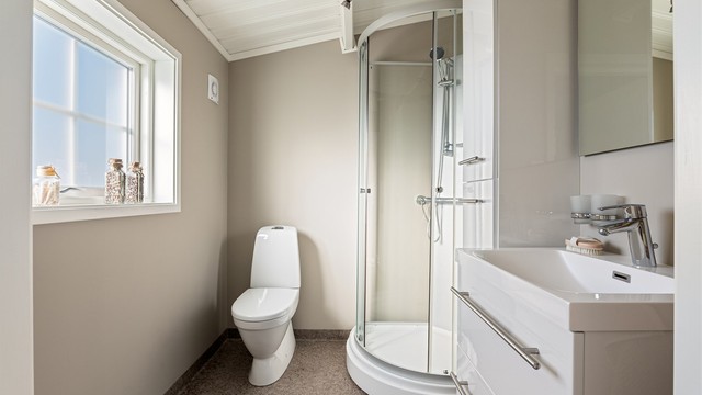 Badet ble etablert så nylig som i 2025, i det som opprinnelig var hyttas soverom. Her er det varmekabler i gulvet.