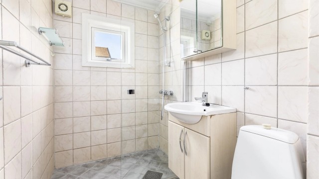 Badet ble modernisert tidlig på 2000-tallet og er i dag naturlig gjenstand for oppgradering/renovering.