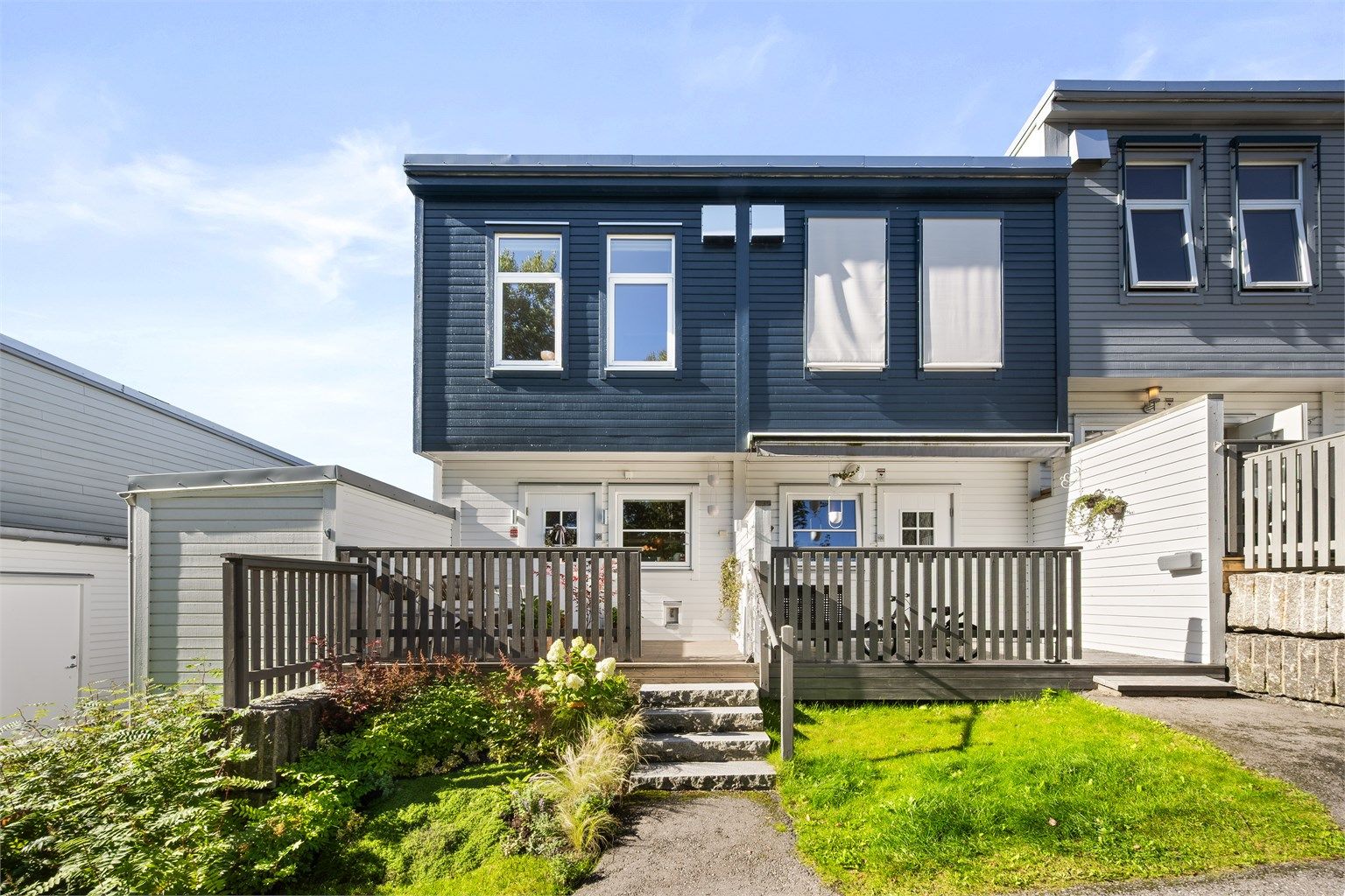 Fasaden og inngangspartiet.