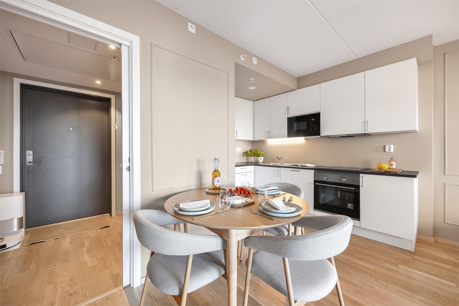 Plass til spisebord i tilknytning til kjøkkenet.