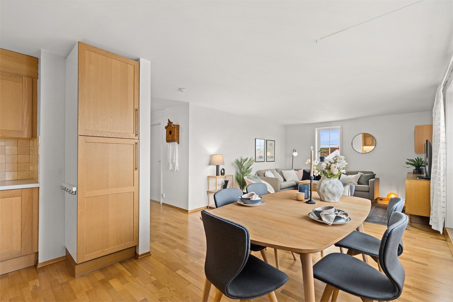 Åpen og sosial løsning mellom kjøkken og stue