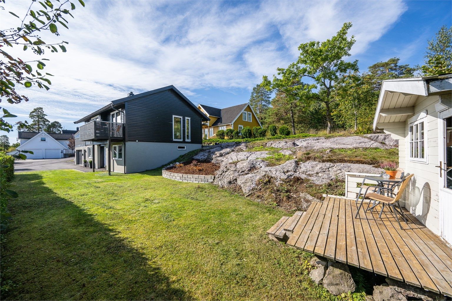 Nede på tomten er det en hyggelig lekstue