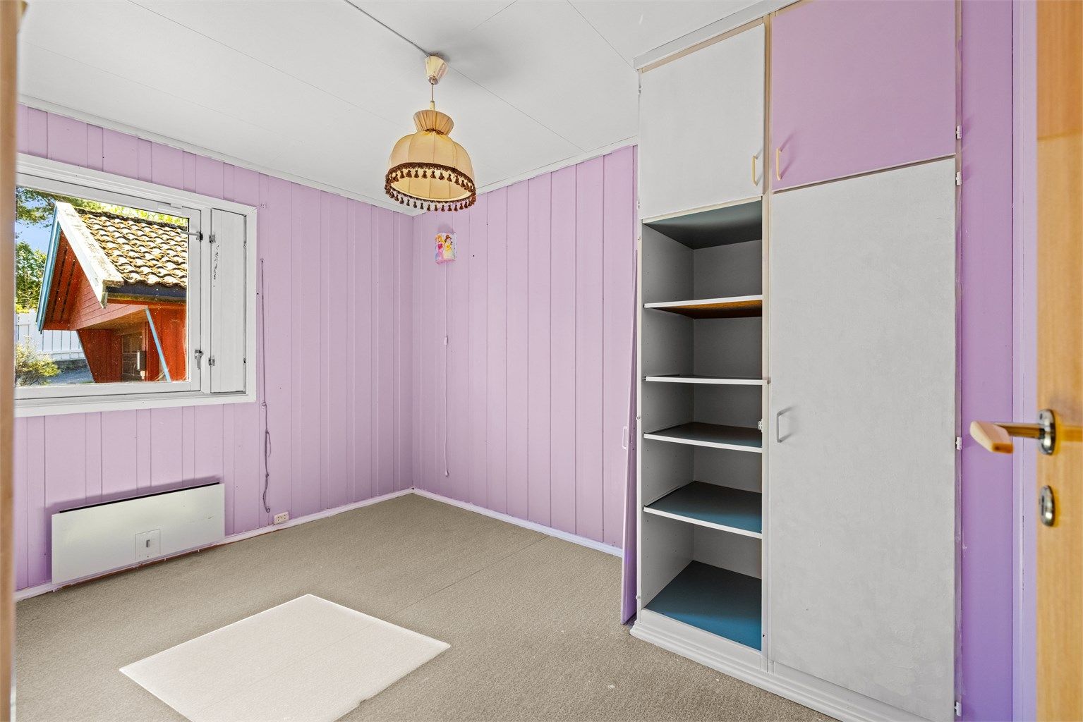 Boligen har tre soverom, alle med plassbygde garderobeskap fra byggeår.