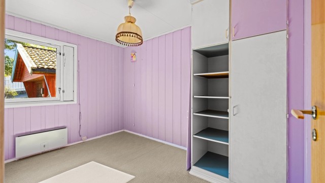 Boligen har tre soverom, alle med plassbygde garderobeskap fra byggeår.