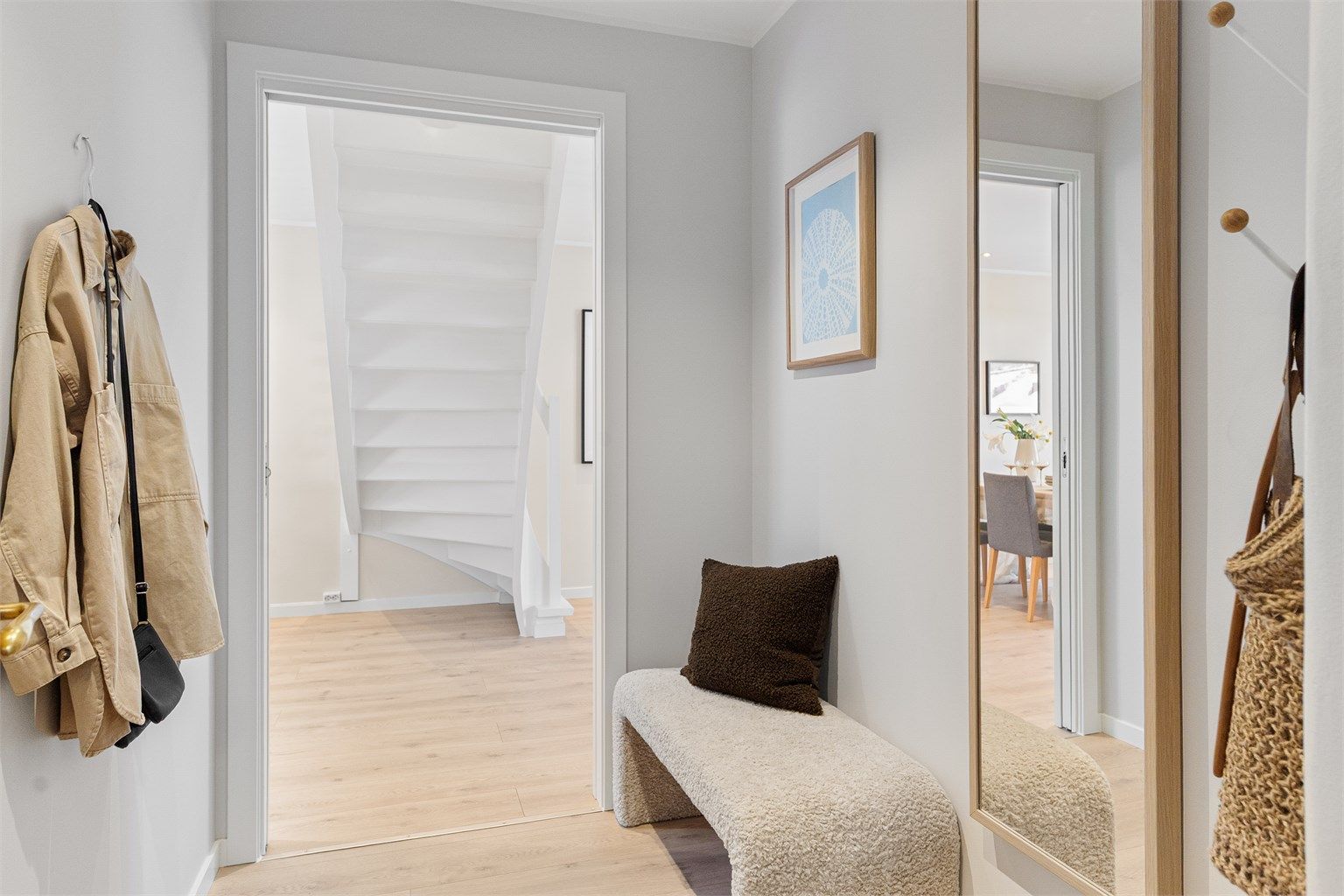 - Det første som møter deg over dørstokken er en romslig og innbydende entré med plass til å henge fra seg yttertøy -